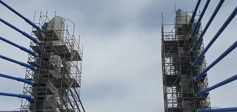 Budowa mostu w Kurowie: Trwa betonowanie ostatniego pylonu i podwieszanie want. Nową przeprawą przejedziemy już jesienią