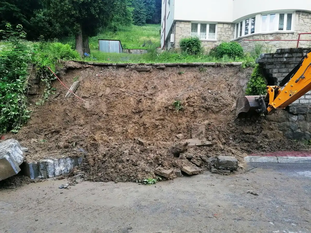 Mur oporowy runął na samochody, chodnik i drogę! Niebezpieczne zdarzenie na ul. Leśnej w Krynicy-Zdroju