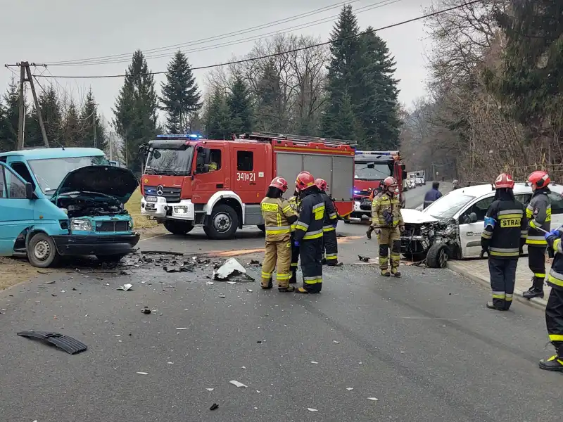 Kolizja w Rdziostowie. Uszkodzone trzy samochody