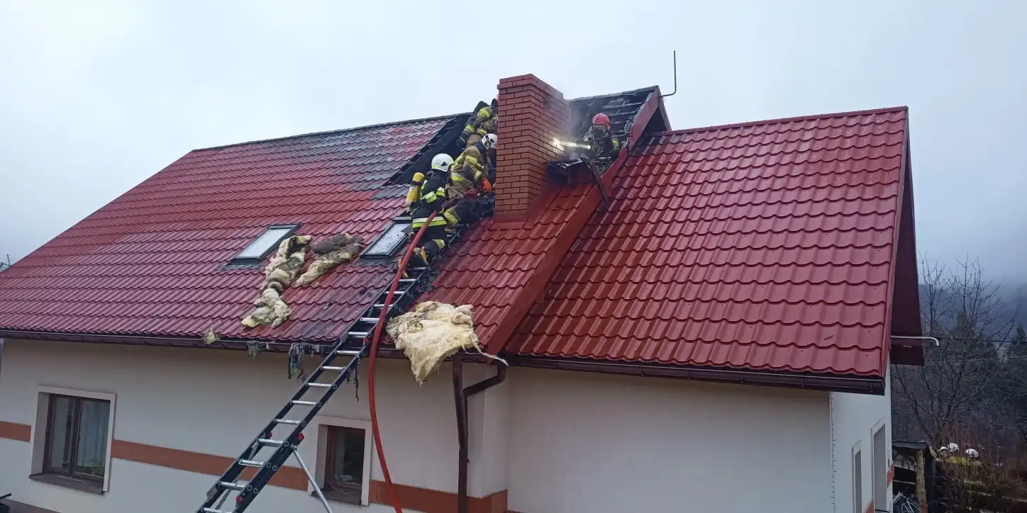 Pożar w budynku mieszkalnym w Woli Kosnowej. Ogień pojawił się na poddaszu