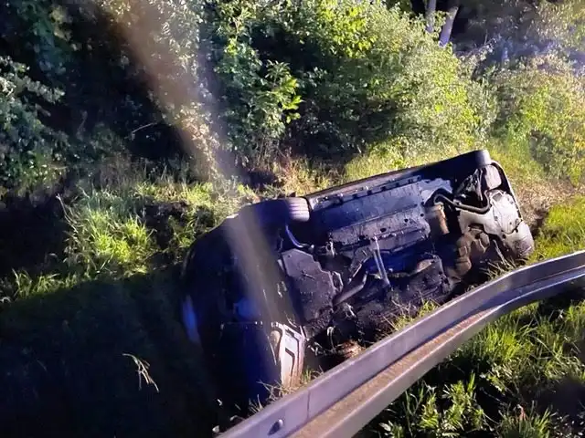 Maciejowa: osobówka wypadła z drogi. Dwie osoby poszkodowane