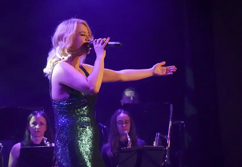 Koncert "EVERGREENS" w krynickiej Pijalni. W trakcie imprezy wystąpił Tomasz Bulzak