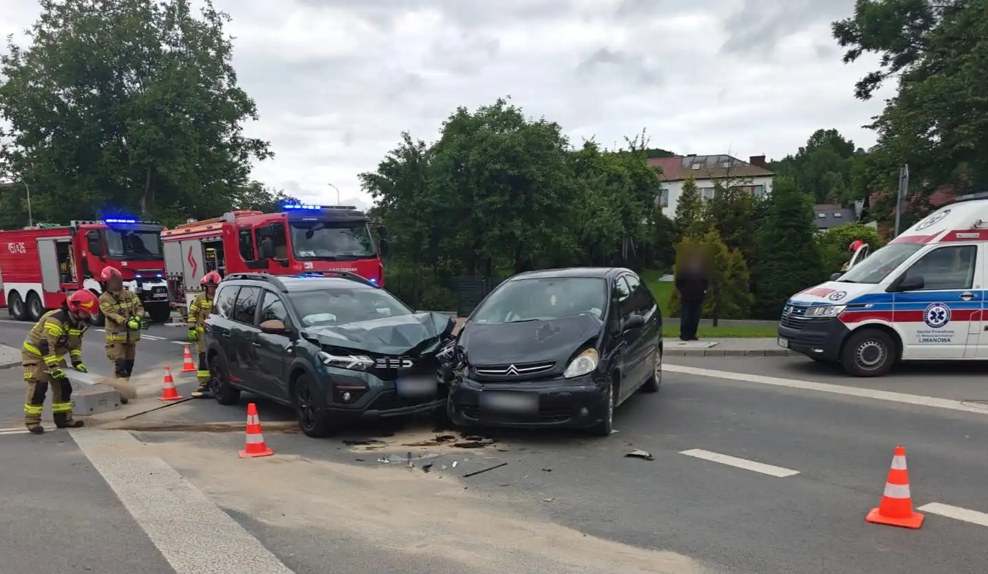 Kolizja na ul. Lipowej w Limanowej. Trzy osoby trafiły do szpitala