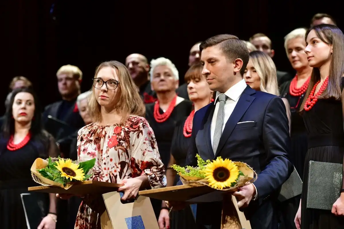 Finał konkursu "Ludowo na Novo". Nagrody w Limanowskim Domu Kultury rozdał marszałek Witold Kozłowski