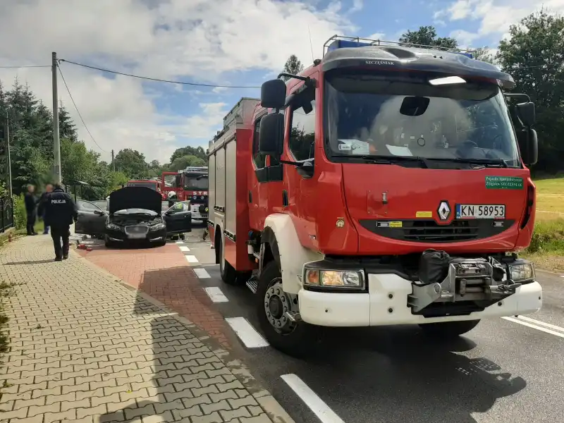 Cieniawa: Strażacy gasili pożar osobówki. Płonące auto znajdowało się na zatoczce autobusowej