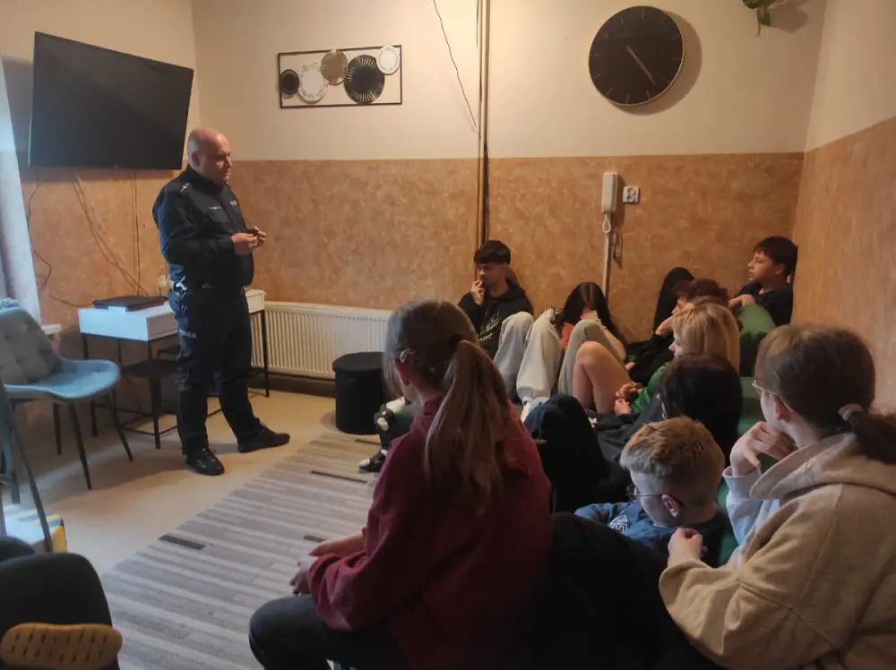 O bezpieczeństwie i odpowiedzialności. Policjanci odwiedzili młodzież z placówki „Razem”