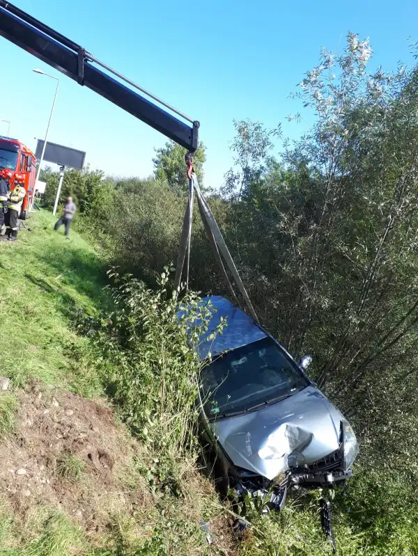 Wypadek w Naszacowicach. Samochód wypadł z drogi i zatrzymał się na skarpie