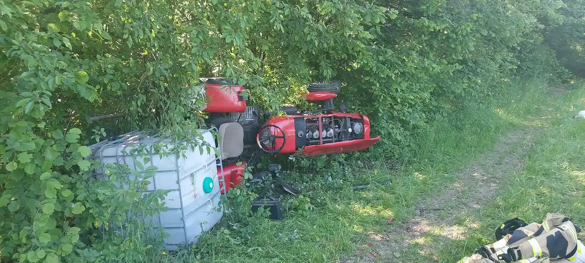 Słowikowa: Wypadek z udziałem ciągnika rolniczego. Kierowca trafił do szpitala