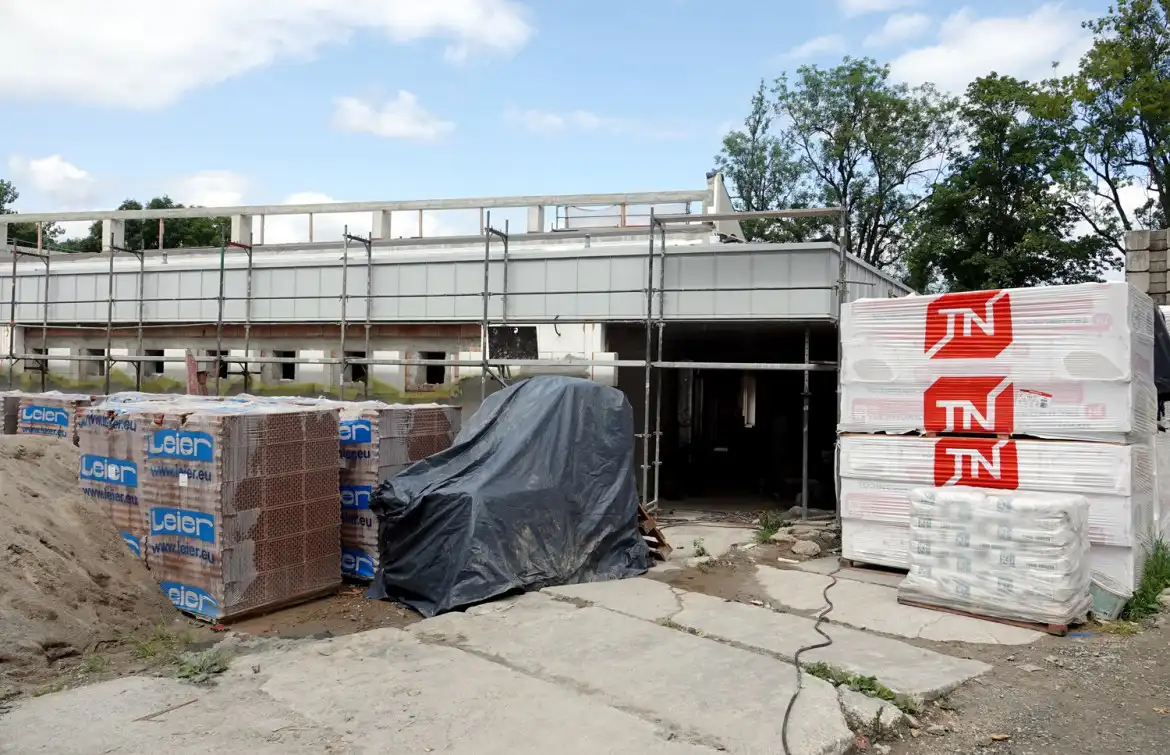 Trwają prace przy budowie hali sportowej w Marcinkowicach. Niedługo zostaną zamontowane okna