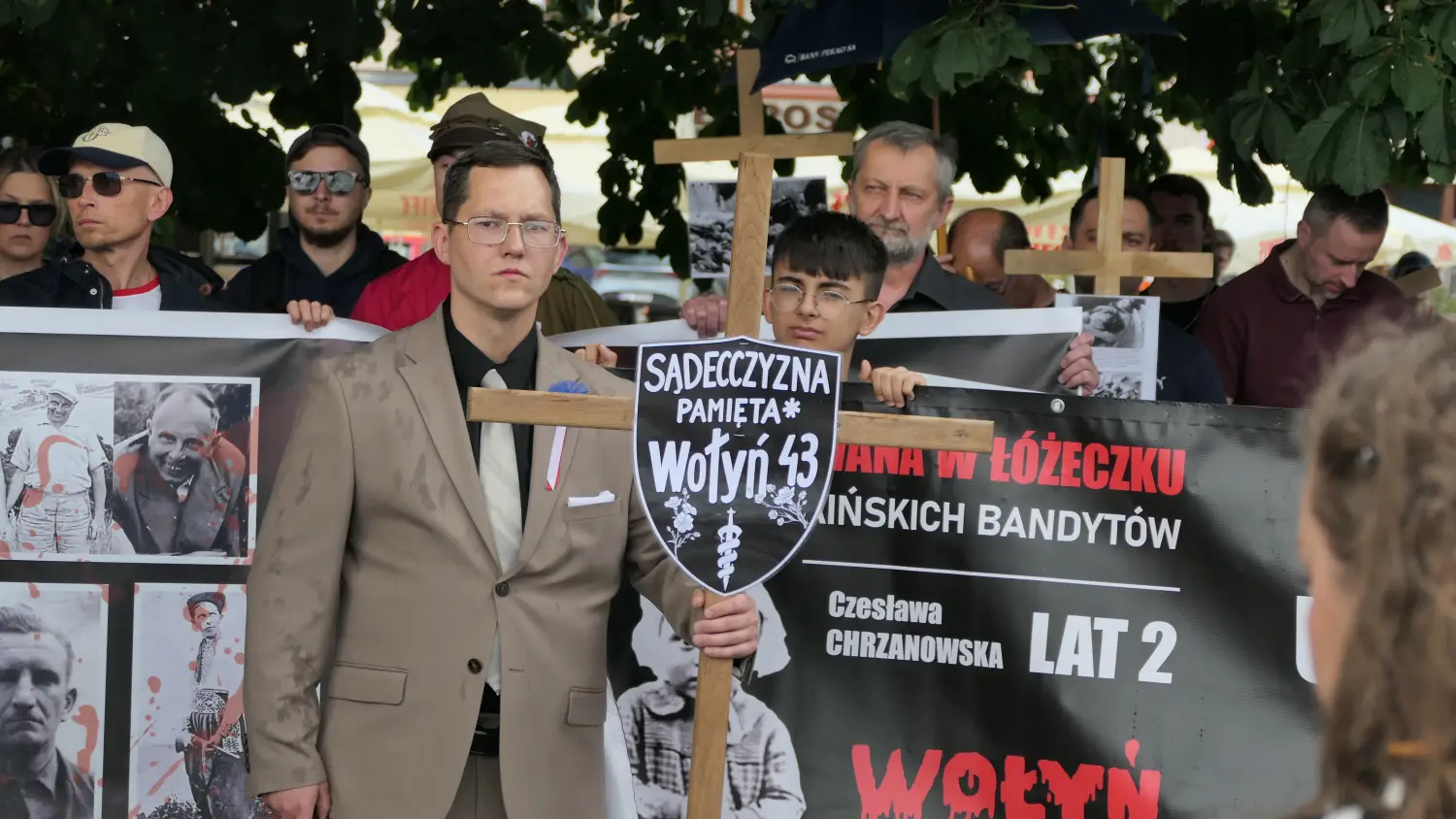 Pamięć, krzyże i mocne słowa. Marsz Wołyński po raz dwunasty przeszedł przez Nowy Sącz