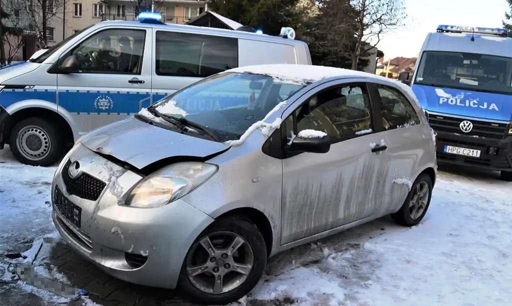 Nowy Sącz: Pijany, bez prawa jazdy i z narkotykami uciekał przed policją. Uszkodził 2 samochody