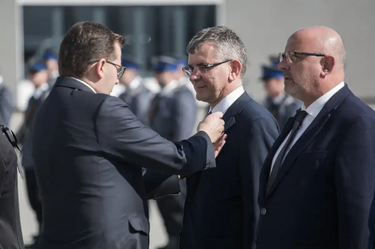Zasłużeni sądeccy policjanci wyróżnieni. Burmistrz Starego Sącza Jacek Lelek z Medalem za Zasługi dla Policji
