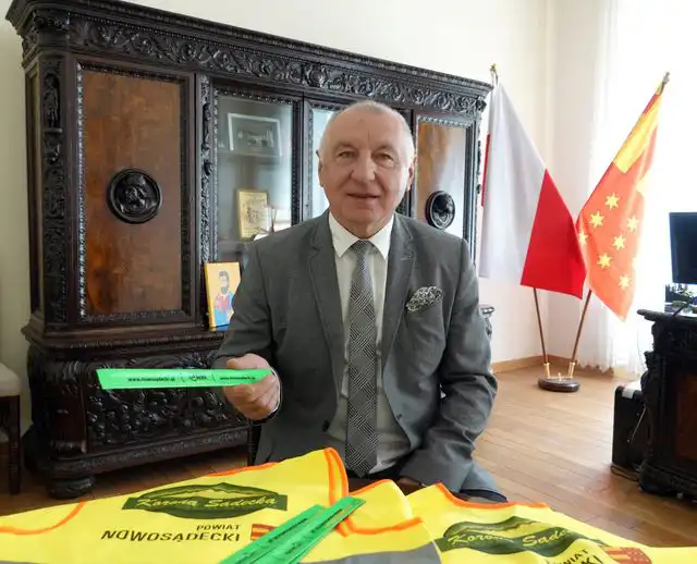 Powiat nowosądecki: Najmłodsi uczniowie otrzymali opaski i kamizelki odblaskowe
