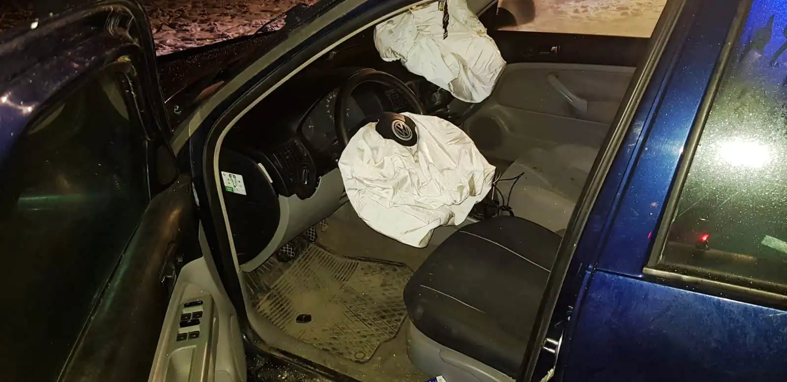 Wypadek w Łabowej. Samochód osobowy wypadł z drogi i uderzył w drzewo