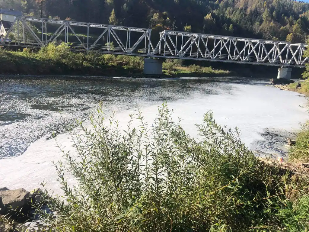 Muszyna: biała plama na rzece Poprad