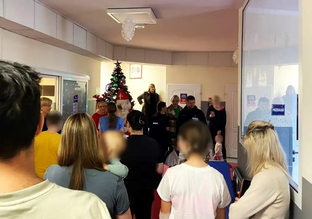 Sądeccy policjanci z Mikołajem odwiedzili małych pacjentów szpitala