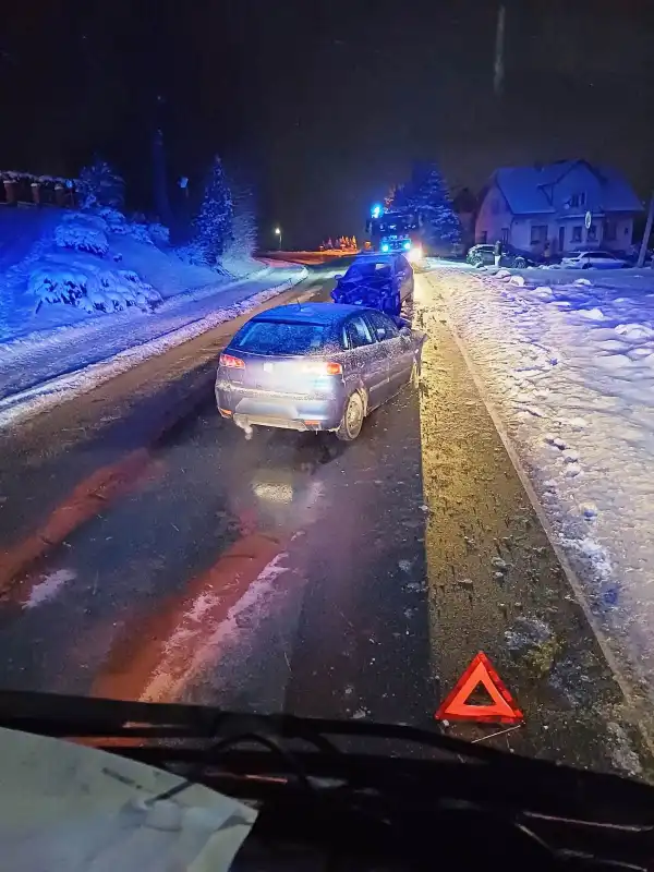 W Rdziostowie zderzyły się dwie osobówki. Jedna osoba trafiła do szpitala
