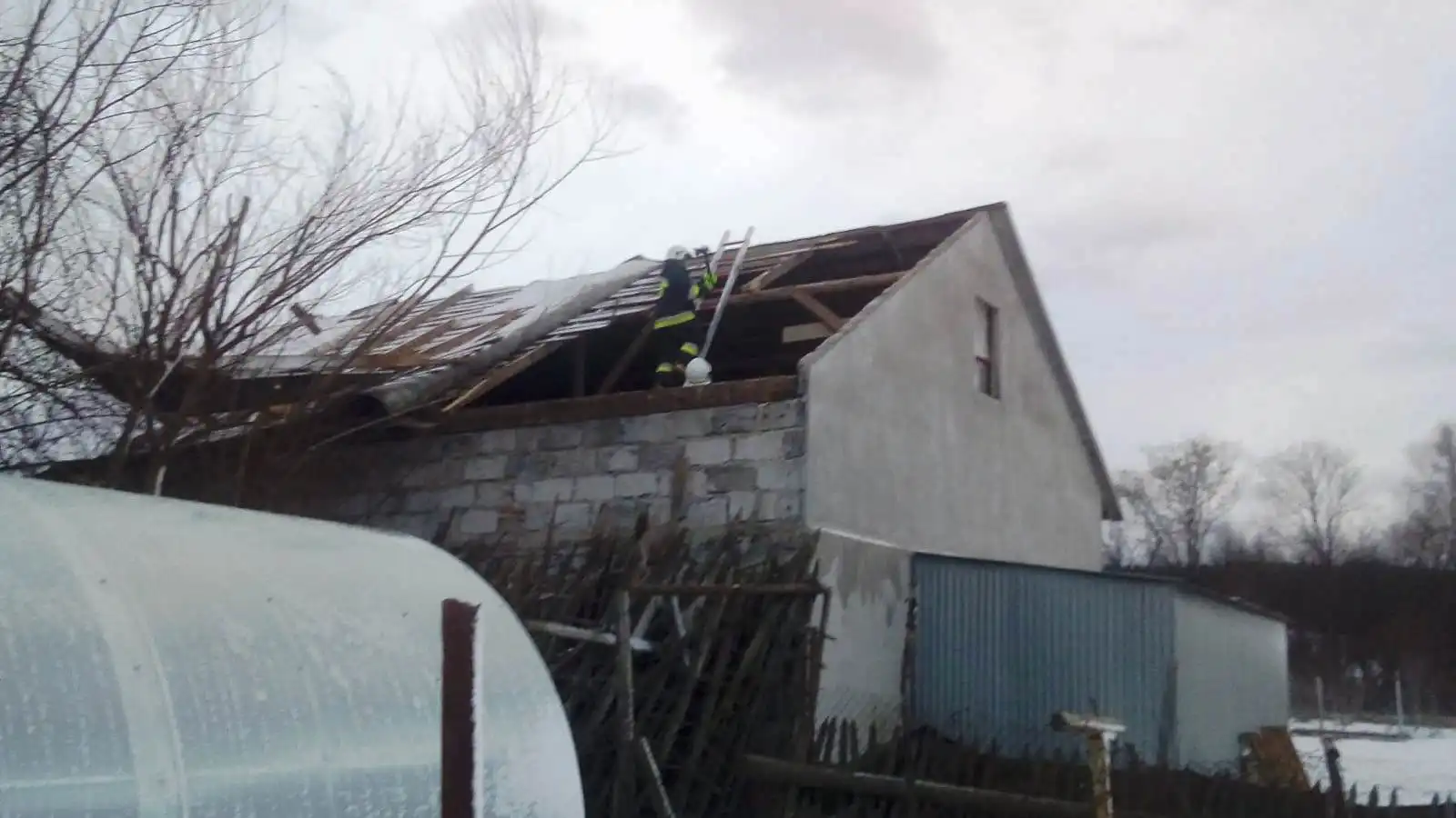 Silny wiatr uszkodził dach budynku gospodarczego w Wojnarowej. Interweniowali strażacy