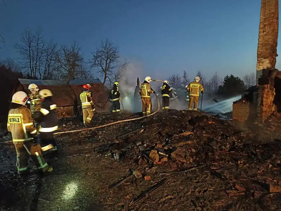 Tragiczny pożar w Bystrej. Nie żyją dwie osoby