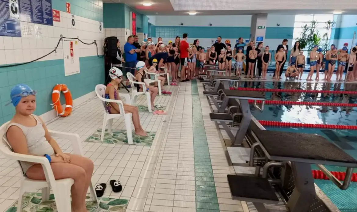 V Mistrzostwa Powiatu Nowosądeckiego w Pływaniu. Sportowa pasja i rywalizacja na najwyższym poziomie