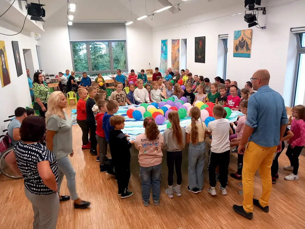 Książki, warsztaty i uśmiechy. Udany projekt „Biblioteka dla każdego, i małego i większego”