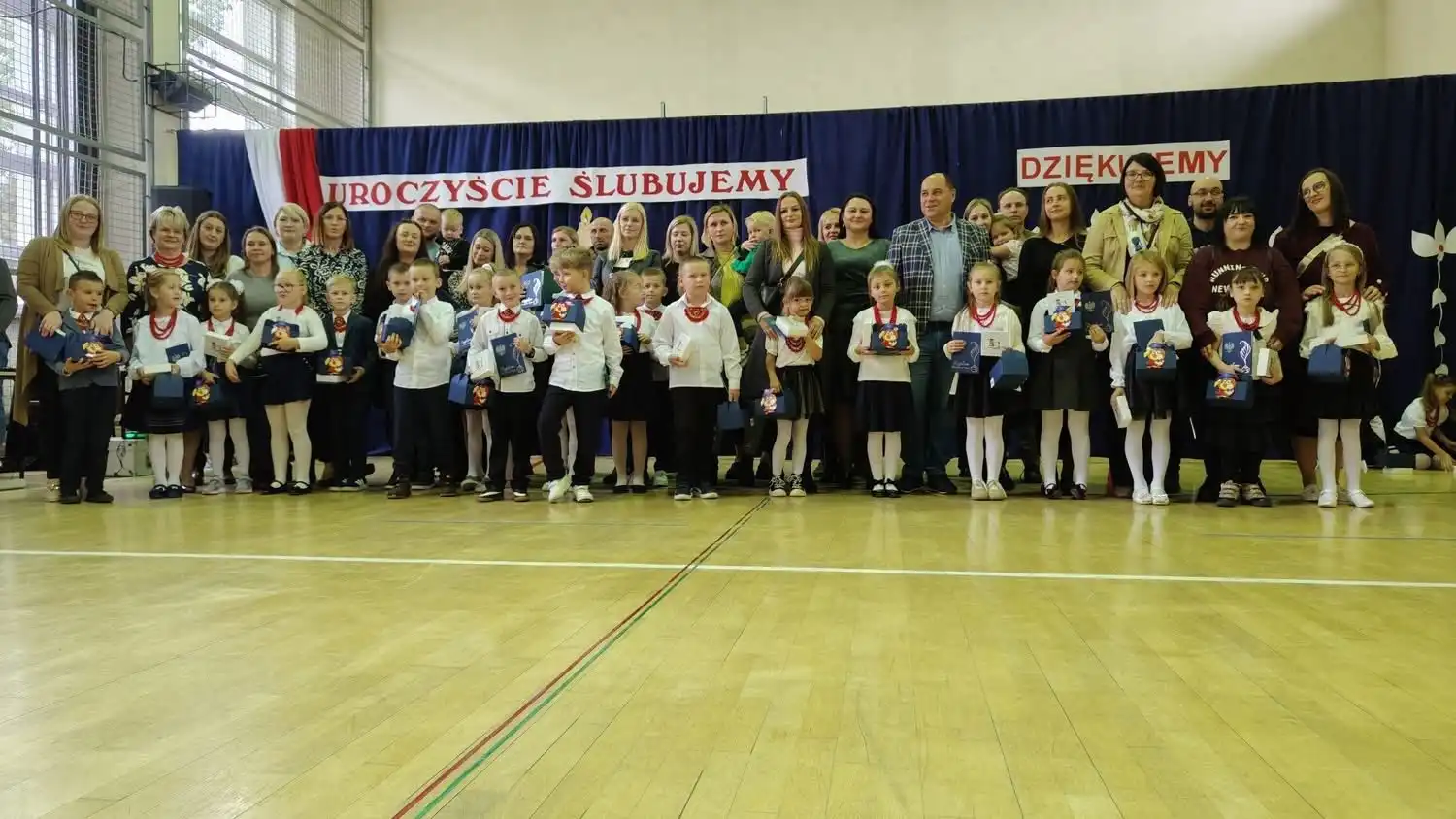 Ślubowanie klas pierwszych w Podegrodziu. Radość, taniec i wiersze