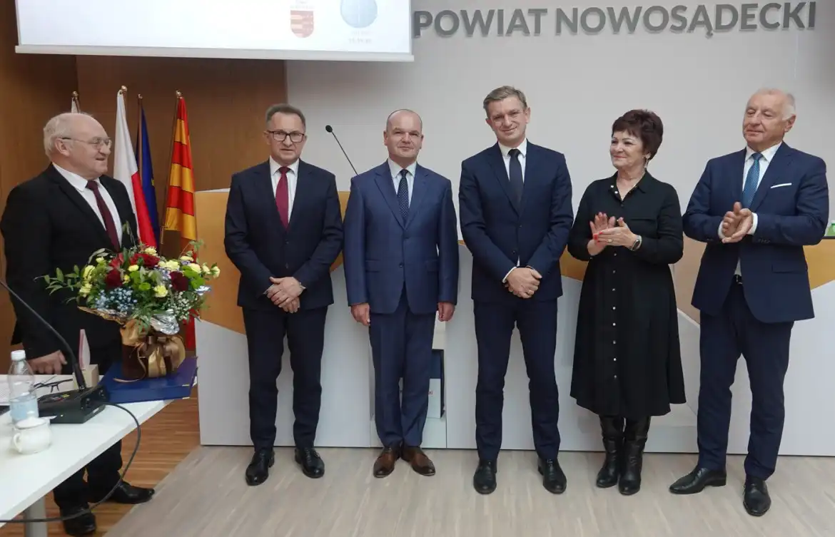 Starosta nowosądecki podziękował za 12 lat pracy dyrektorowi Szpitala w Krynicy-Zdroju Sławomirowi Kmakowi