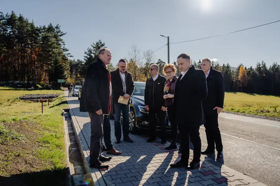 Nowe chodniki i bezpieczne drogi. Gmina Grybów inwestuje wspólnie z powiatem