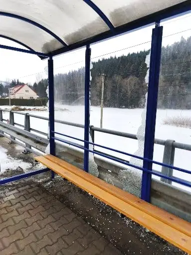 Dewastował przystanki i kosze. 19-latek w rękach policji