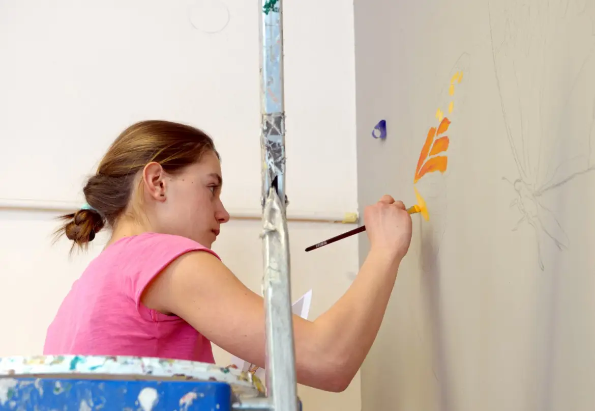 W sali biologicznej starosądeckiego LO powstaje mural. Malują go uczniowie pod okiem Mgr Morsa