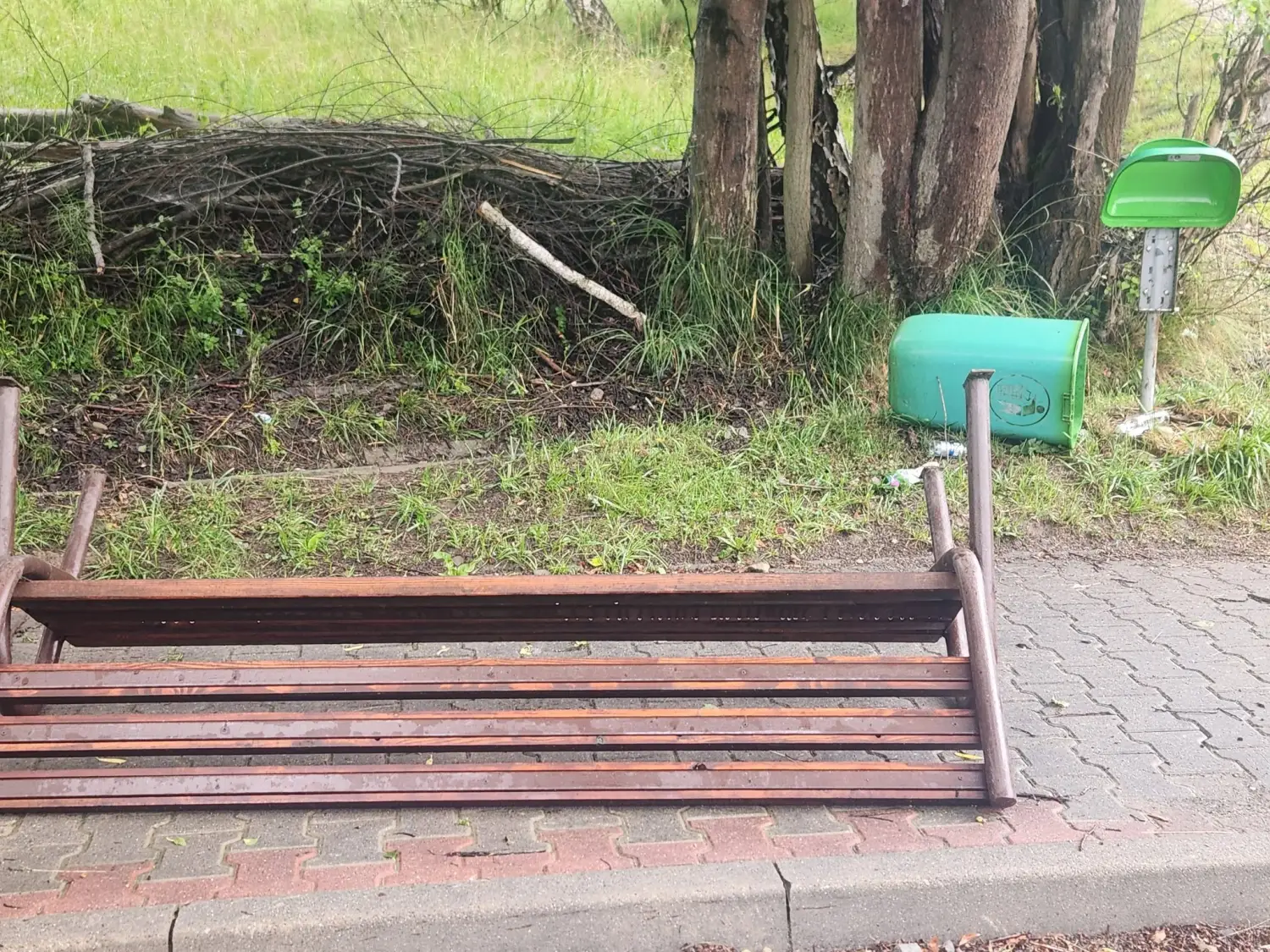 Nocny rajd wandali w Tyliczu. Połamali ławki i wyrwali kosze