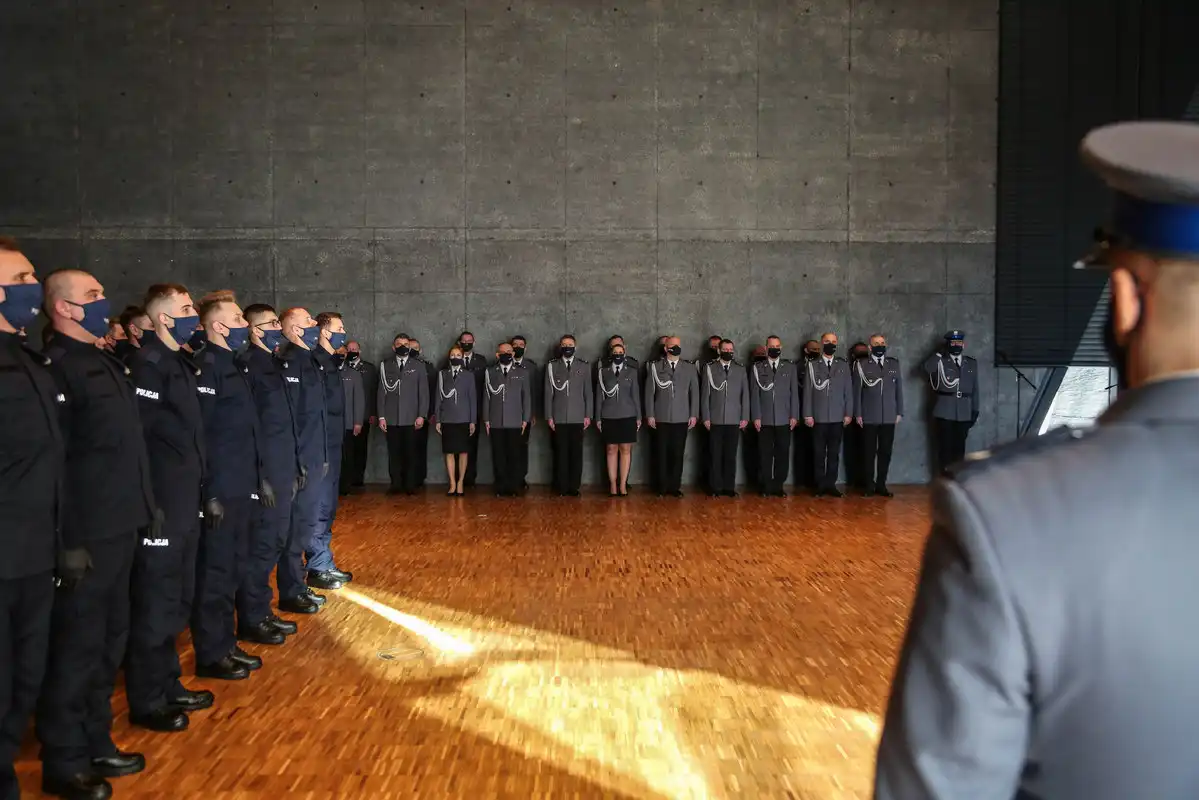 Szeregi małopolskiej Policji zasiliło 49 nowych funkcjonariuszy. Jeden z nich będzie pełnił służbę w Nowym Sączu