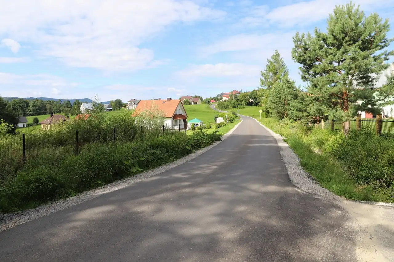 Zakończył się remont drogi gminnej Siekierczyna - Raszówki – Jabłoniec