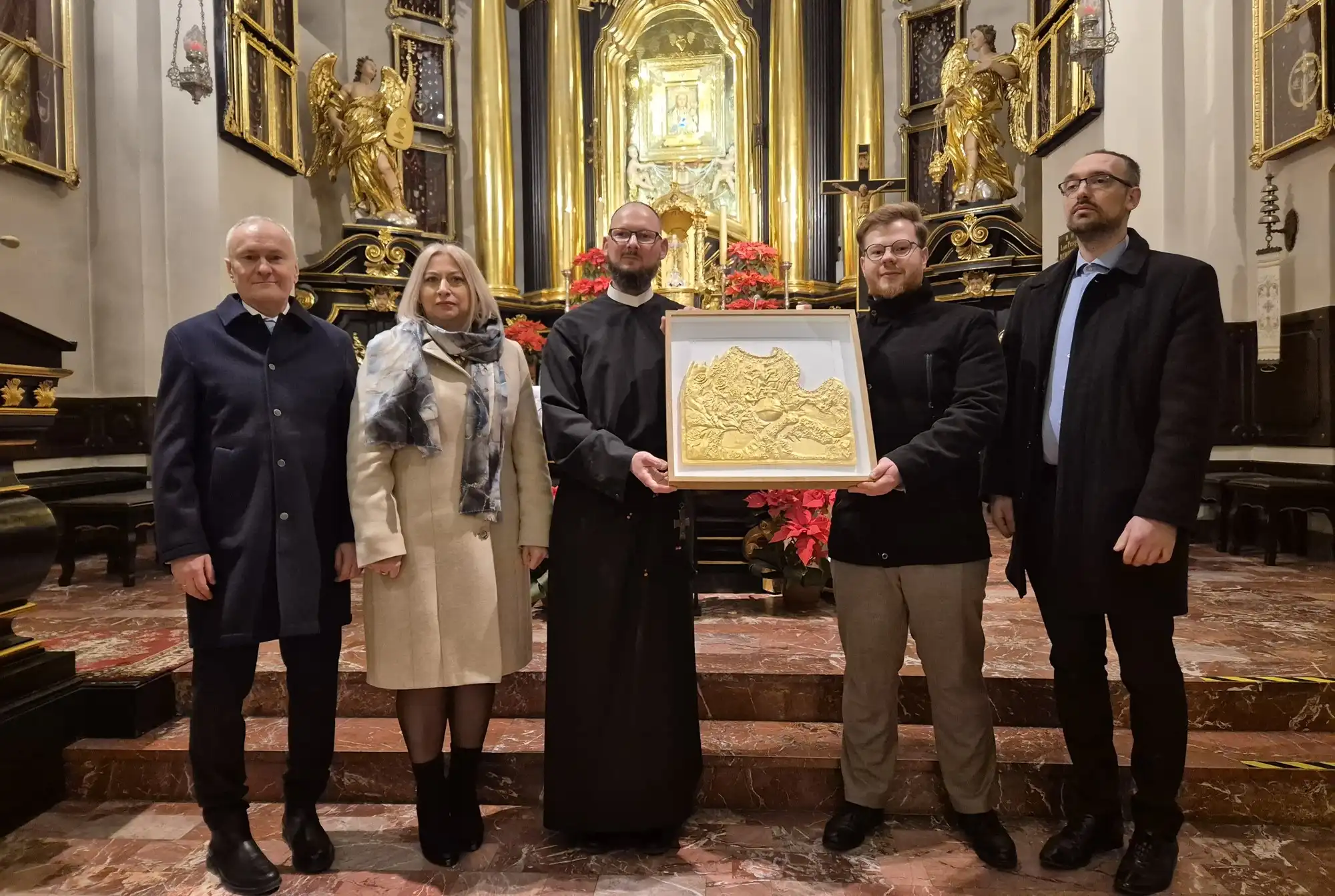 Rekonstrukcja płaskorzeźby sukni koronacyjnej Matki Bożej Tuchowskiej trafiła do Sanktuarium