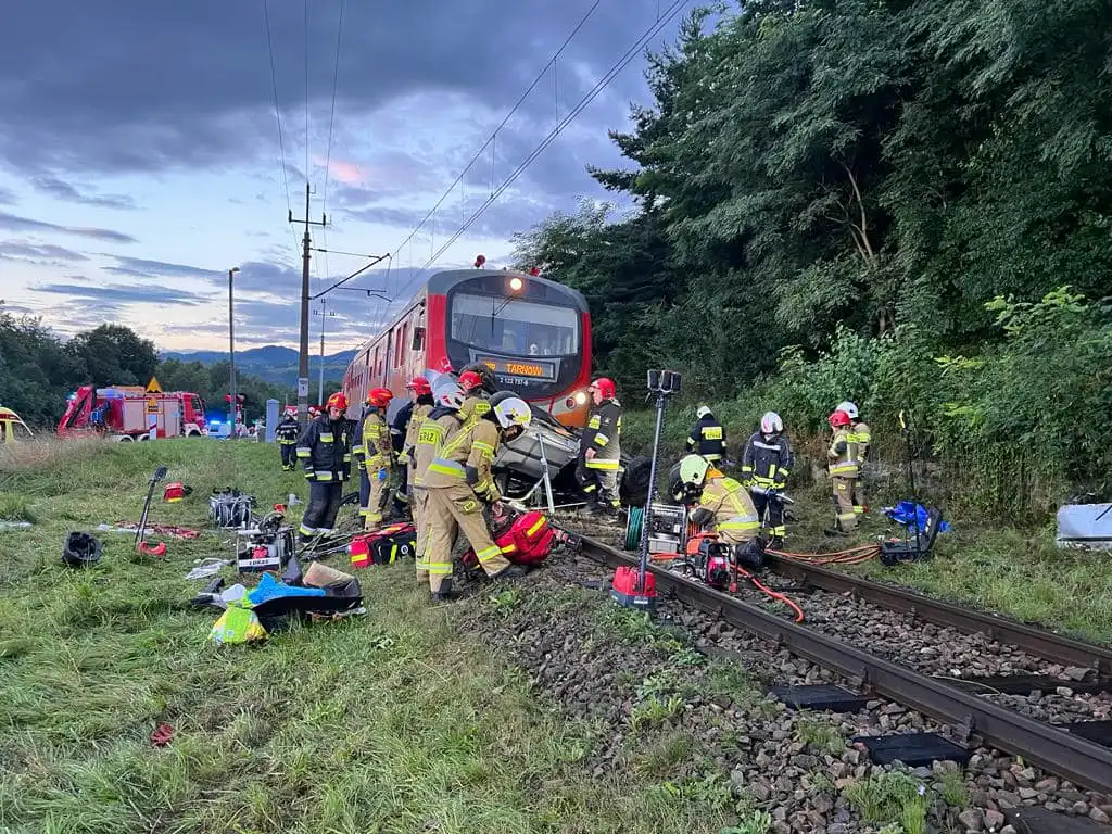 Wypadek w Barcicach. Samochód osobowy wjechał pod pociąg