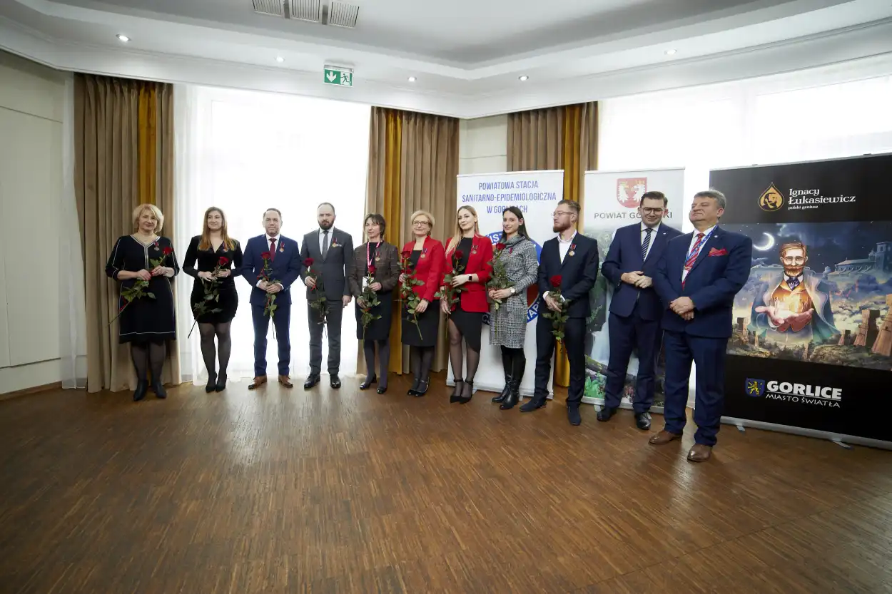 Wojewoda Małopolski wręczył odznaczenia państwowe za zasługi na rzecz ochrony i bezpieczeństwa zdrowia publicznego