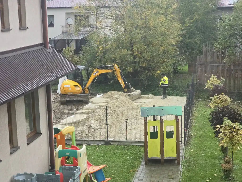 Gmina Łukowica inwestuje w najmłodszych. Trwa przebudowa placu zabaw