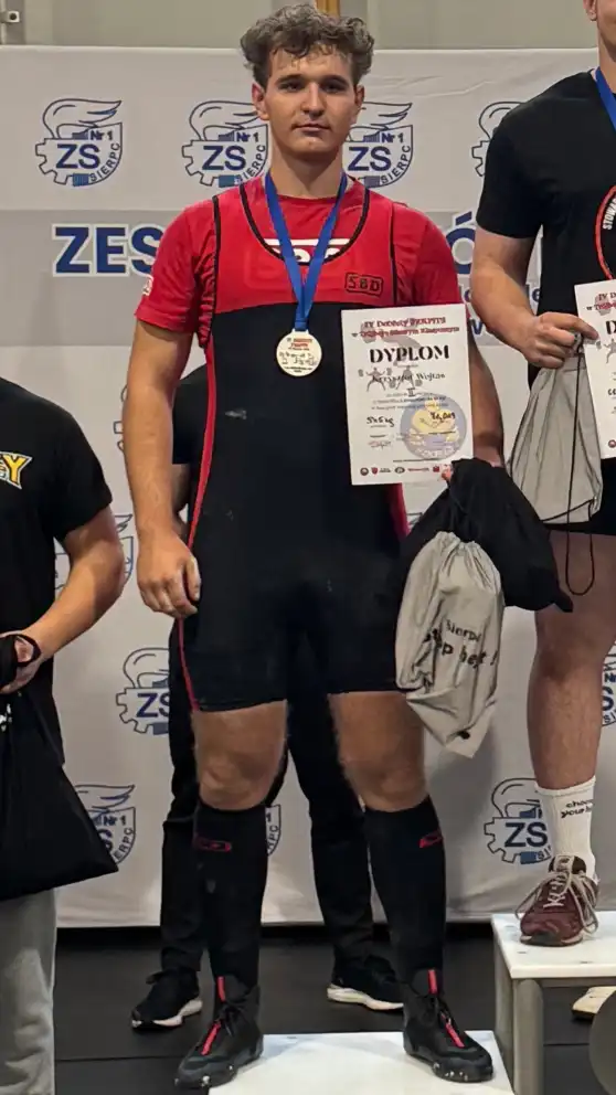 Młody siłacz z Podłopienia zaczynał treningi na taboretach, teraz walczy o podium. 17-latek z Podłopienia szuka sponsora na drodze do mistrzostwa