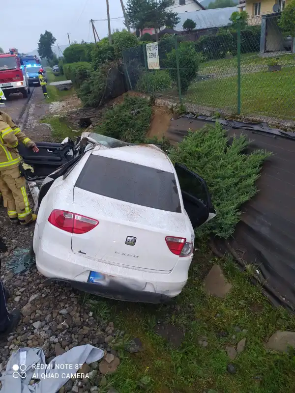 Królowa Górna: osobówka wypadła z drogi i uderzyła w przepust. 23-letni kierowca trafił do szpitala