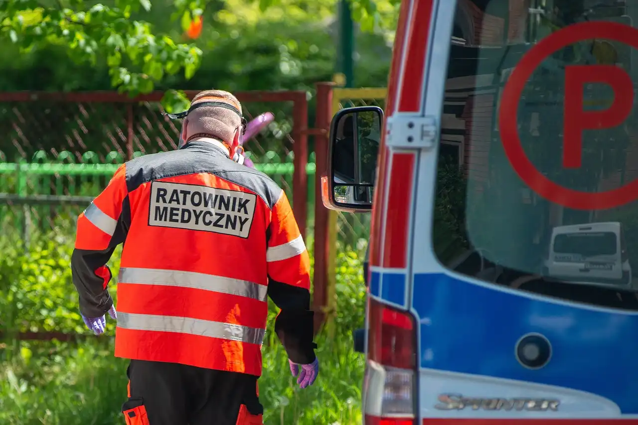 Tragiczny finał przejażdżki na hulajnodze. Troje nastolatków w szpitalu