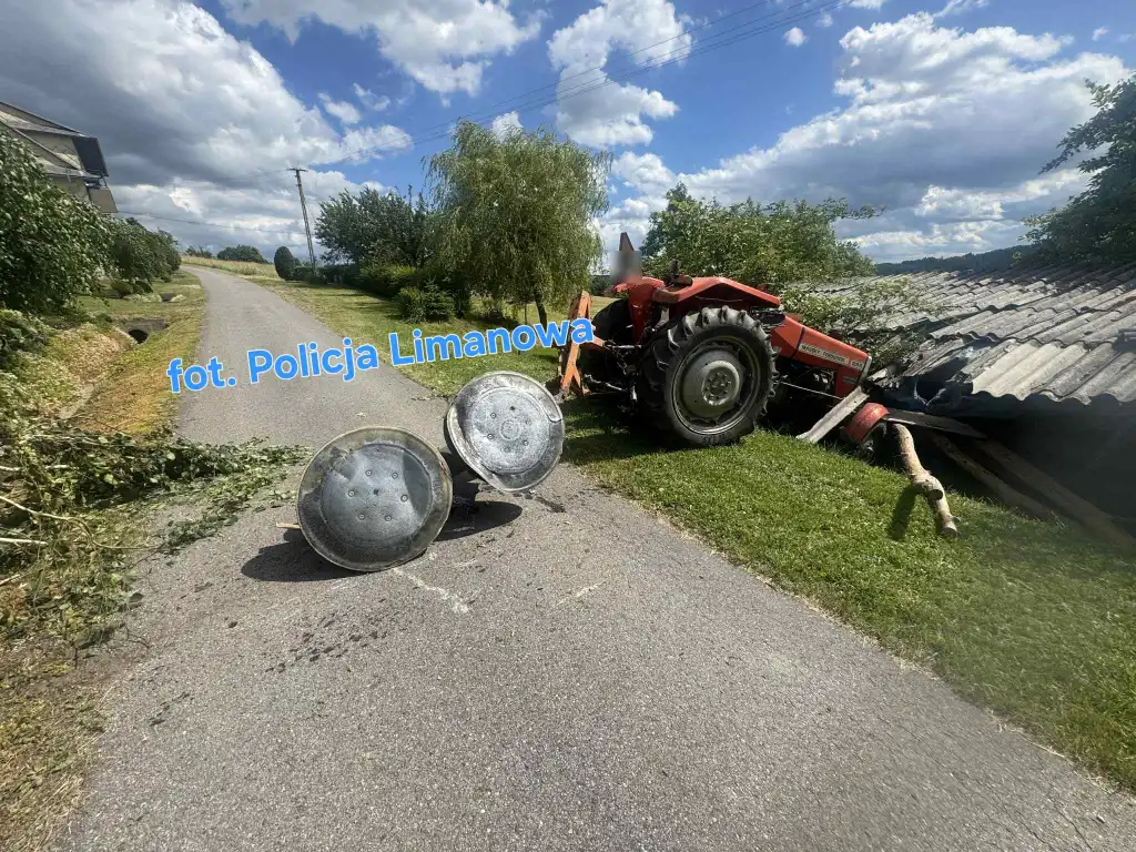 8 promili za kierownicą Ursusa! Traktor wjechał w drzewo, drogę i… szopę!