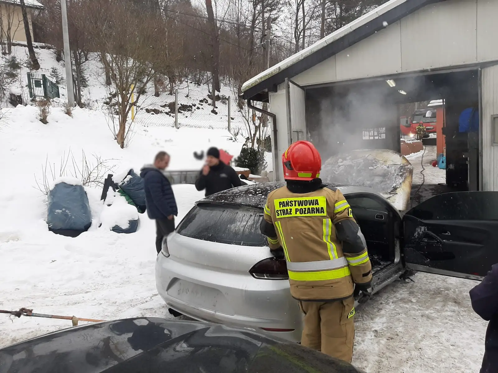 Nowy Sącz ul. Librantowska: Pożar samochodu osobowego. Spaleniu uległa komora silnika