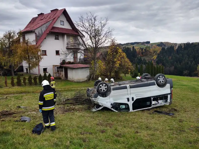 Cieniawa: bus dachował i po drodze "skosił" słup telekomunikacyjny