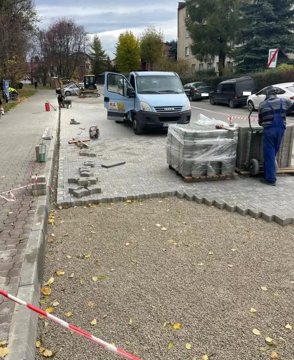 Nowa zatoka postojowa przy ul. Kraszewskiego. Inwestycja na finiszu