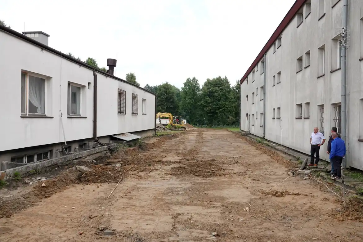 Trwają prace przy budowie bieżni, skoczni w dal i rzutni do pchnięcia kulą przy ZSP w Nawojowej
