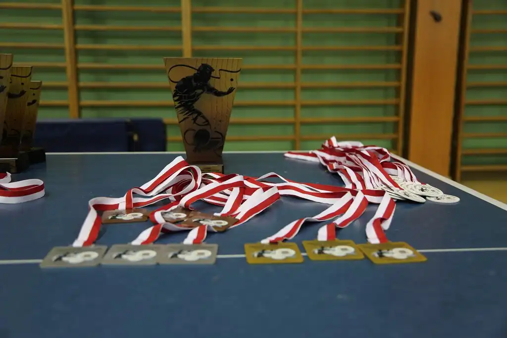 Sądecki policjant z drugim miejscem w Turnieju Tenisa Stołowego