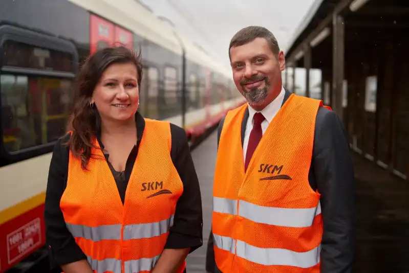 Rozpoczęto testy nowych pociągów produkowanych przez Newag dla warszawskiej Szybkiej Kolei Miejskiej