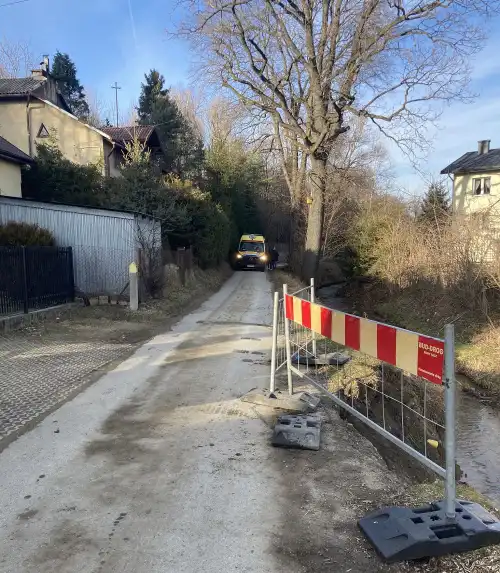 Stary Sącz: Mężczyzna wpadł do potoku. Przygniotła go barierka drogowa