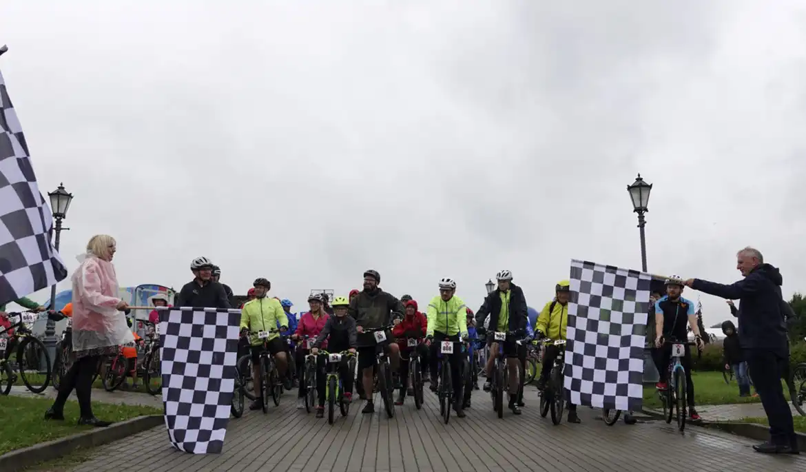 Nie zatrzymał ich deszcz. W rajdzie rowerowym Małopolska Tour wystartowało kilkuset zawodników