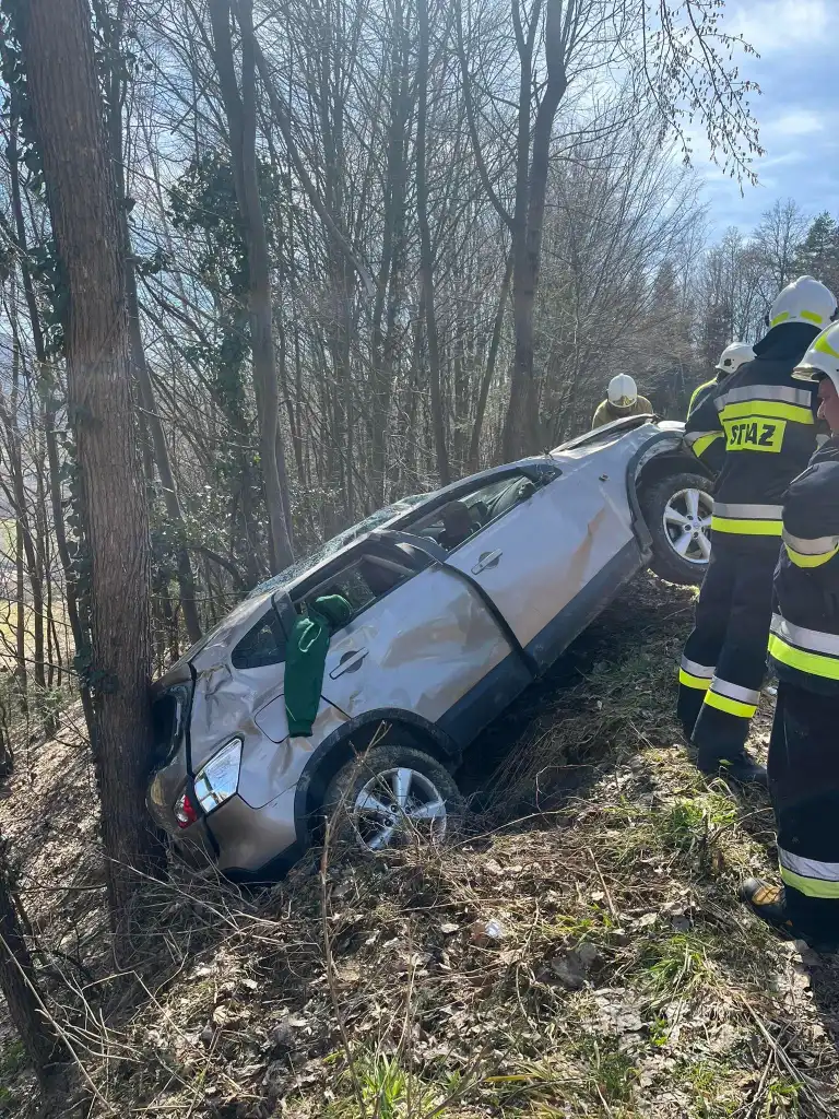 Zabrzeż: Dachowała osobówka. Auto zatrzymało się na skarpie
